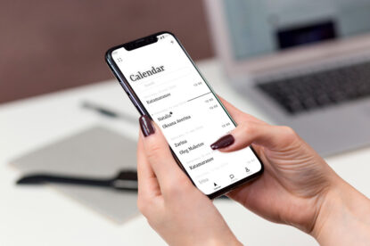мокап iPhone X в руке айфон макап mockup бесплатно free без фона с размытым фоном psd