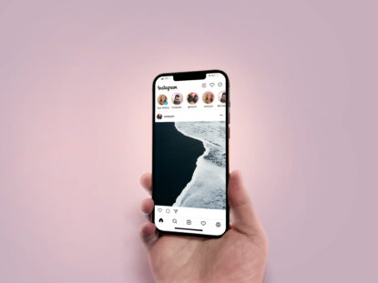 инстаграм мокап в телефоне iPhone 12 в руке скачать